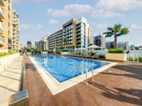 Chic Studio Azizi Riviera Retreat with City Views
